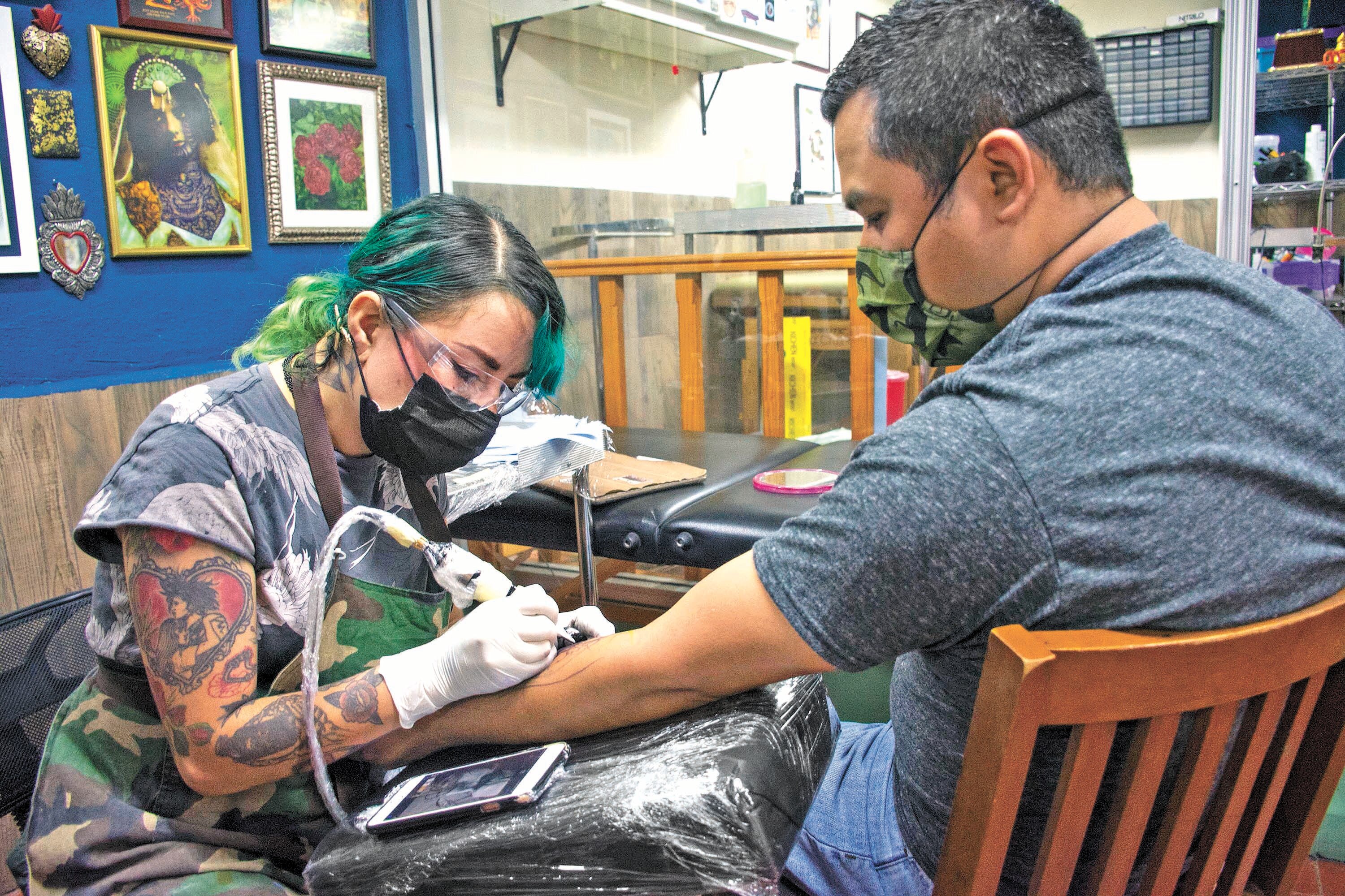 Así es hacerse un tatuaje en la nueva normalidad