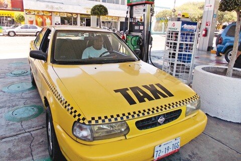 Alienta “gasolinazo” alza a tarifas de taxi
