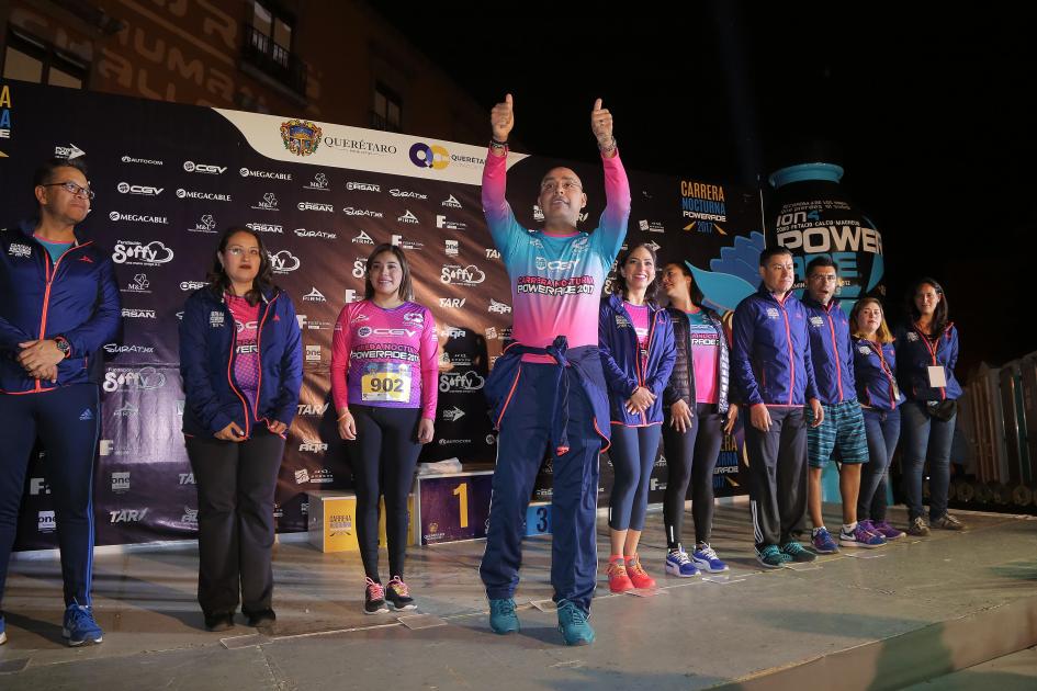 El alcalde Marcos Aguilar Vega participó en la carrera nocturna junto a su esposa Teresa García.