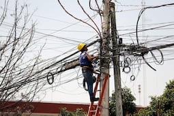 Gobierno capitalino retira 2.2 toneladas de cables en desuso