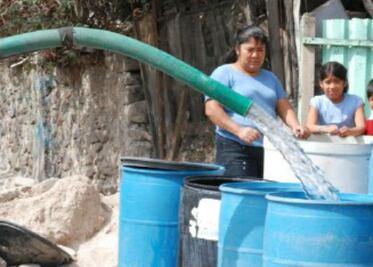 Recurren a tandeos para dotar de agua