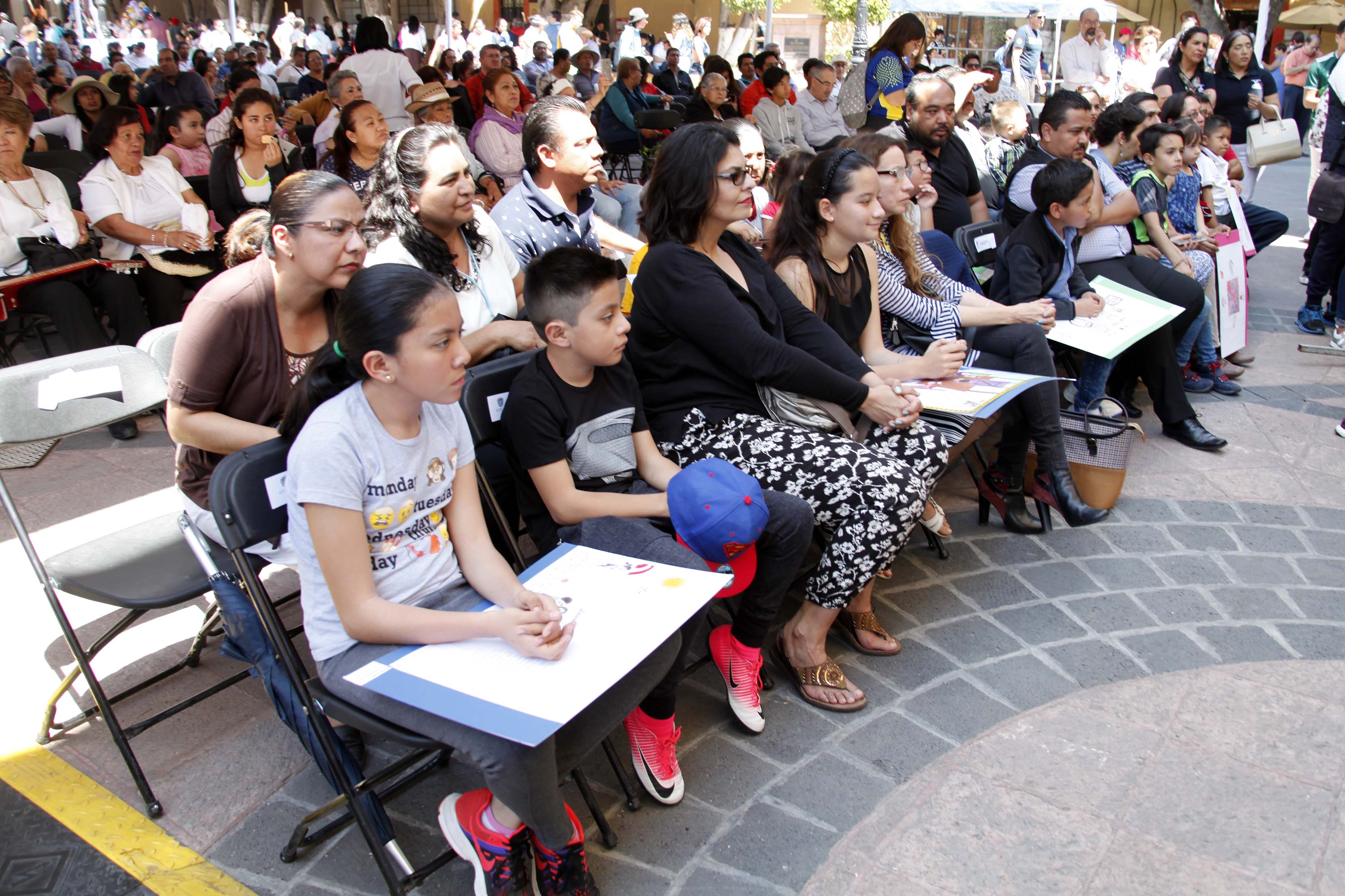 Padres e hijos disfrutan de actividades y regalos