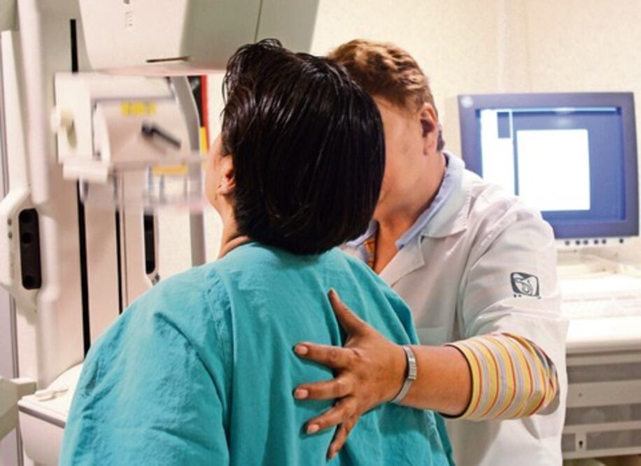 Dan conferencia sobre cáncer de mama