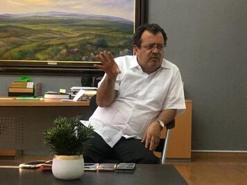 “No gano más que el gobernador”, dice Gilberto Herrera
