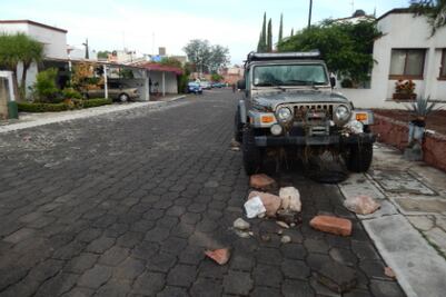 Agua arrastra 12 autos en Claustros del Parque