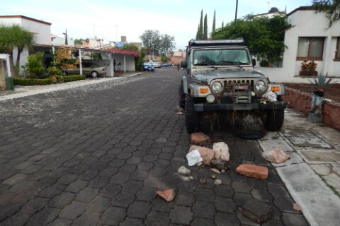 Agua arrastra 12 autos en Claustros del Parque