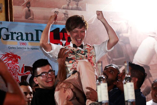 Acróbatas de la coctelería con flow