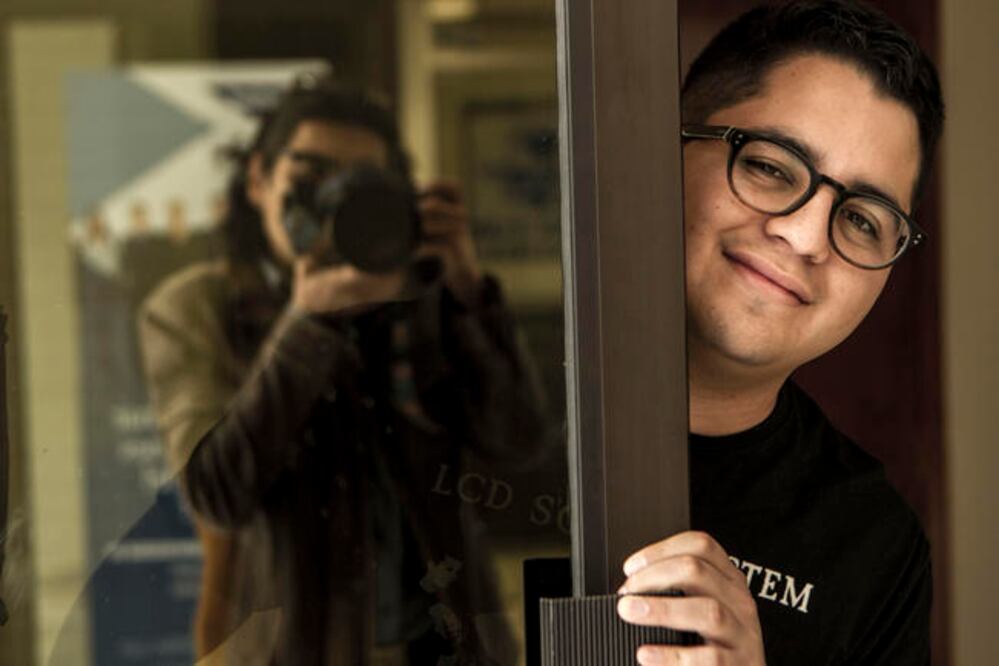 En “Figuraciones del hogar”, obra con la que Martínez resultó ganador del certamen en honor de Ignacio Padilla, se narra la historia de unos adolescentes enamorados que deciden abandonar su casa (DEMIAN CHÁVEZ. EL UNIVERSAL)