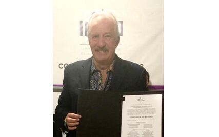 Enrique Vega recibe Constancia de Mayoría.