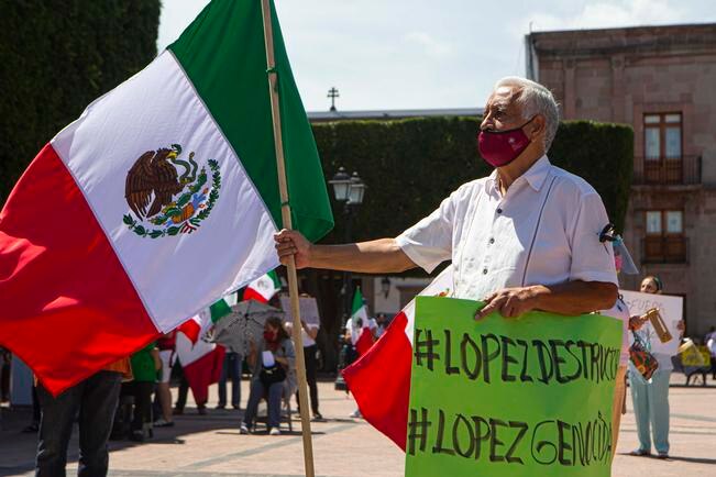 "El pueblo, unido, jamás será vencido", así piden la renuncia de AMLO