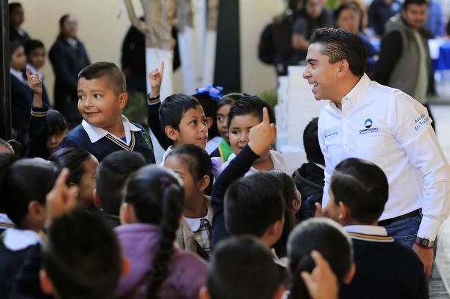 Encabeza Roberto Sosa Pichardo entrega de tenis a estudiantes