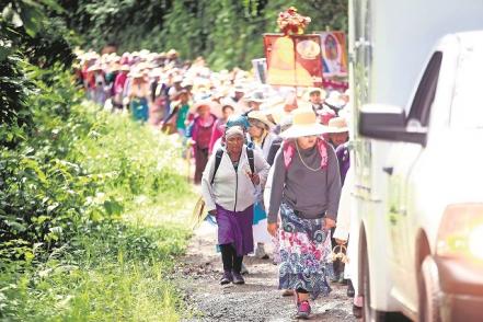 Peregrinación, nada las detiene en su camino a La Villa