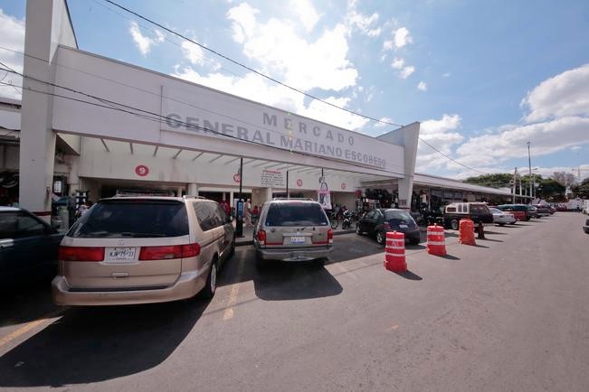 Habría estacionamiento en  mercado Escobedo y La Cruz