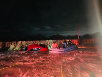 Cierran la carretera estatal Querétaro-Tequisquiapan; rescatan a 8 personas varadas 