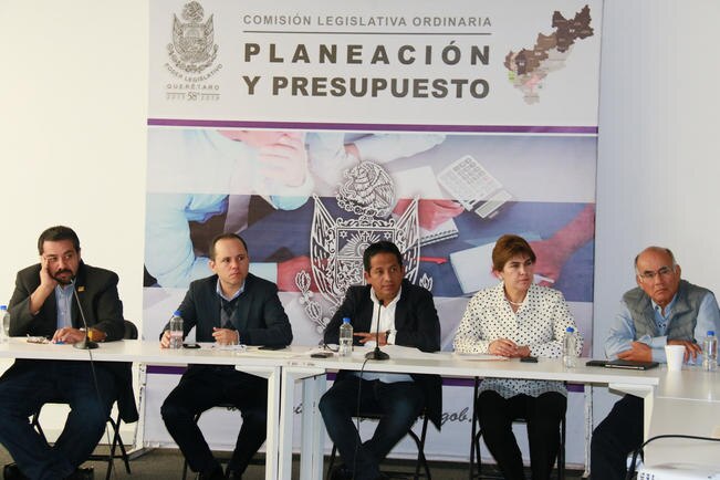 Después de que los priístas abandonaran la sala, la sesión continuó. Los votos de Eric Salas González y Gerardo Ángeles Herrera fueron con los únicos que se aprobaron los proyectos financieros del estado.