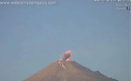 Volcán Popocatépetl arroja material incandescente