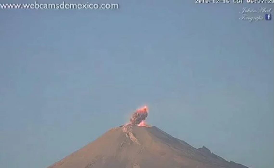 Volcán Popocatépetl arroja material incandescente