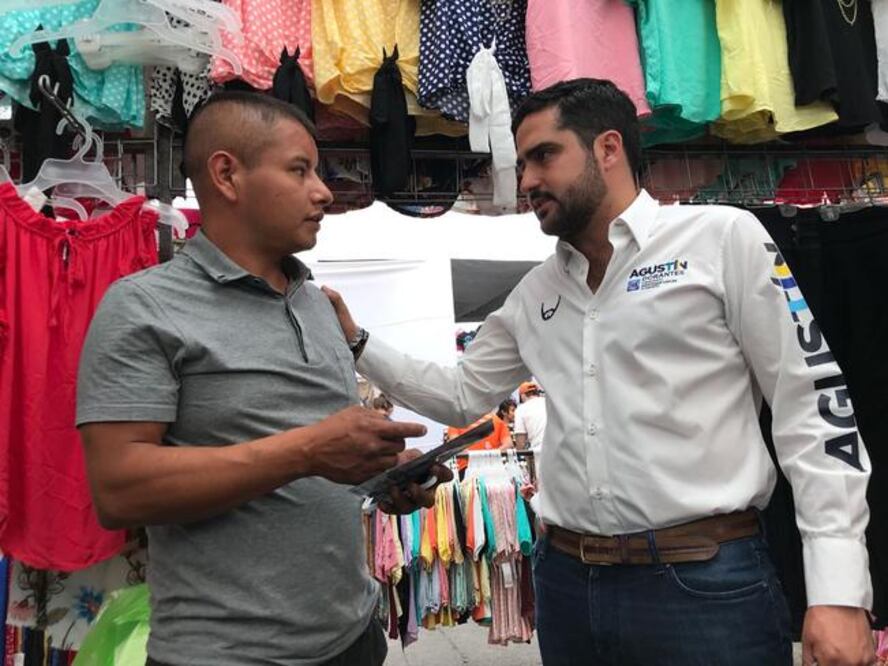El aspirante al distrito cuatro visitó el Mercado de la Luz para conocer las opiniones de la ciudadanía (ESPECIAL)