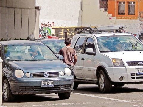 Ubican a niños que venden en los cruceros