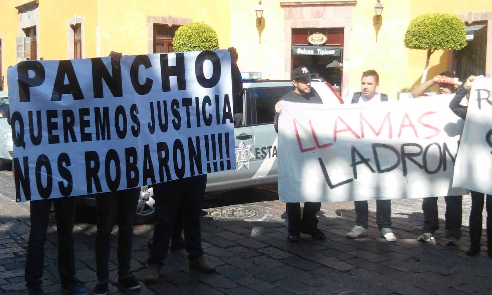 Se manifiestan en contra de Jesús Llamas