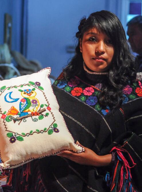 Bordados muñecas, servilletas, cojines y ropa tradicional, entre otros objetos son bordados por las mujeres de las comunidades (ARCHIVO. EL UNIVERSAL)