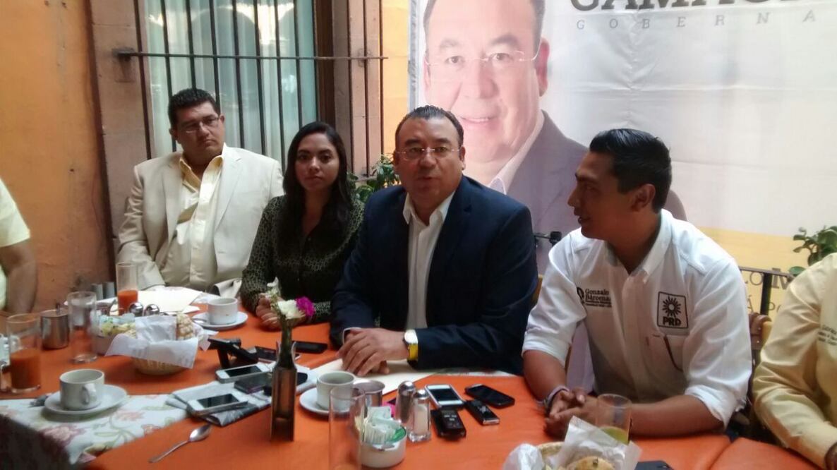 Presenta Adolfo Camacho su propuesta de salud