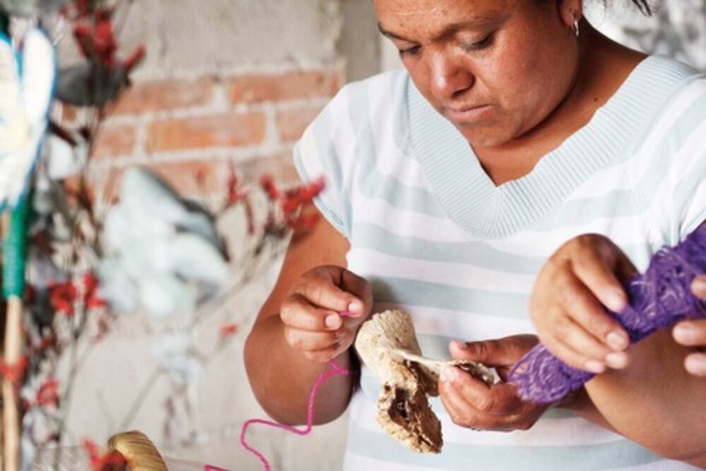 Artesanas crean objetos con nopal seco