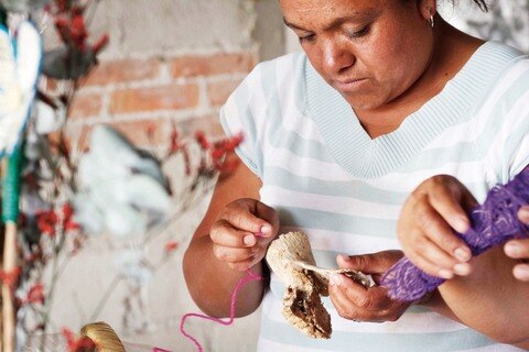 Artesanas crean objetos con nopal seco