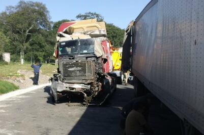 Vuelca tráiler en la México-Querétaro