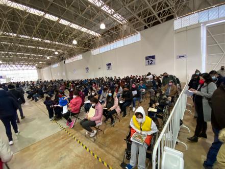 Ni el frío detiene a los profes que reciben el refuerzo contra el Covid-19 en Querétaro 