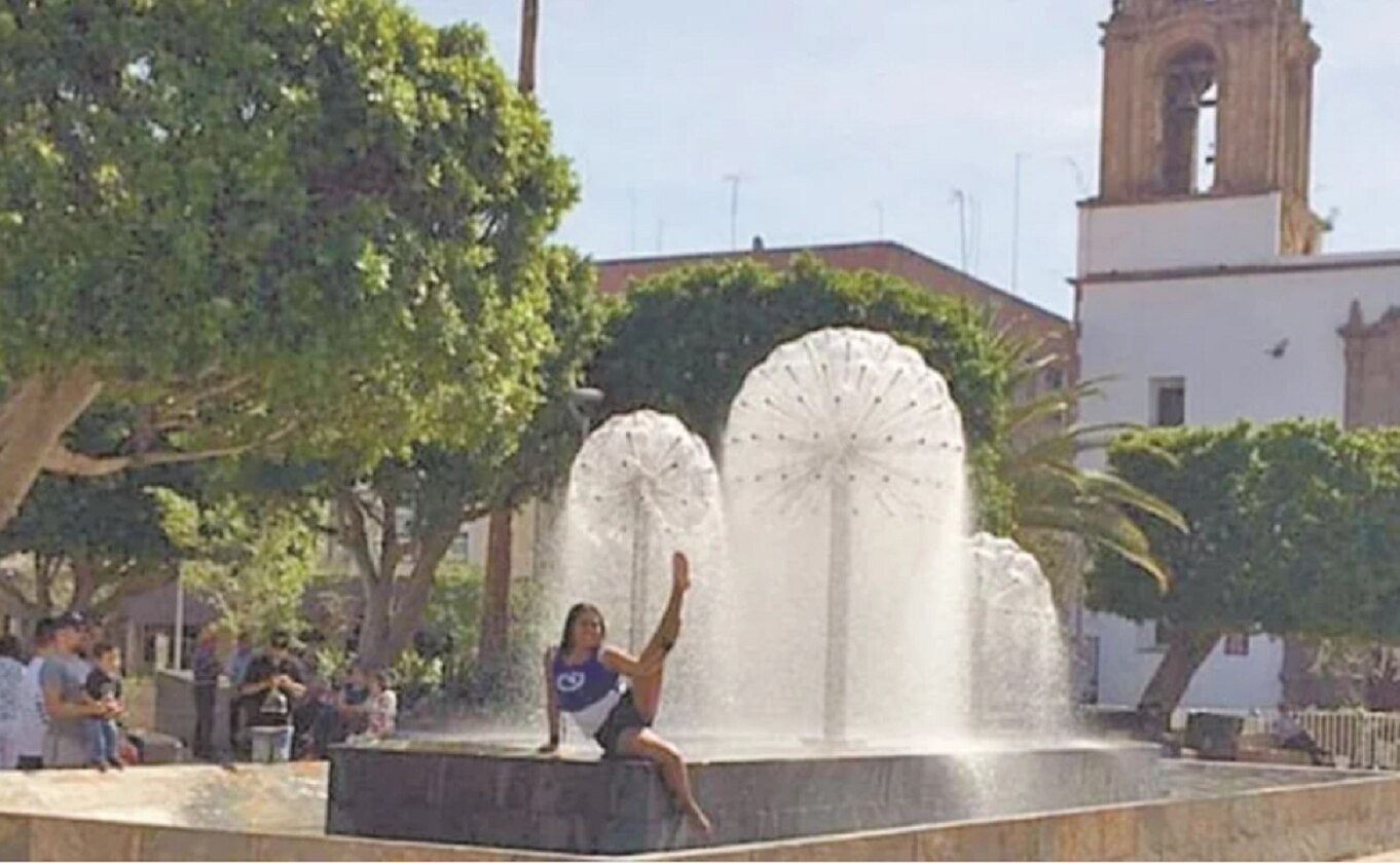 Funcionaria posa en fuente y la despiden; acusan violencia de género