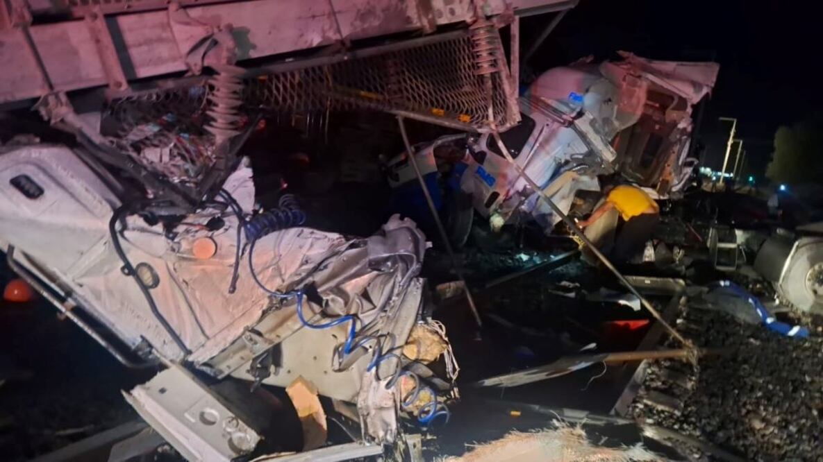 Tren arrastra tráiler en Santa María Magdalena. Foto: Facebook Coordinación Estatal de Protección Civil de Querétaro