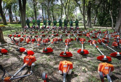 Dan equipo a personal de áreas verdes 