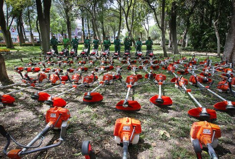 Dan equipo a personal de áreas verdes