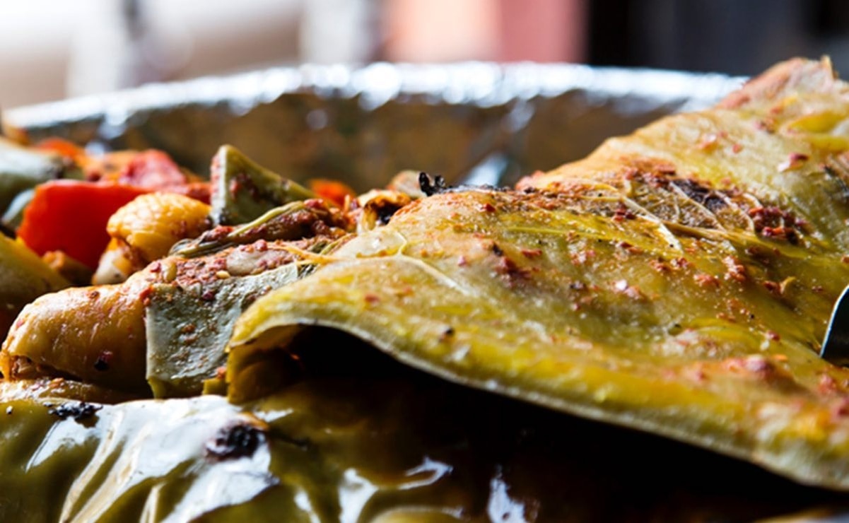 Explora la tradición del chivo tapeado en Peñamiller, un guiso festivo cocinado en olla de barro, que resalta los sabores y técnicas del México rural. Foto: AFEET México.
