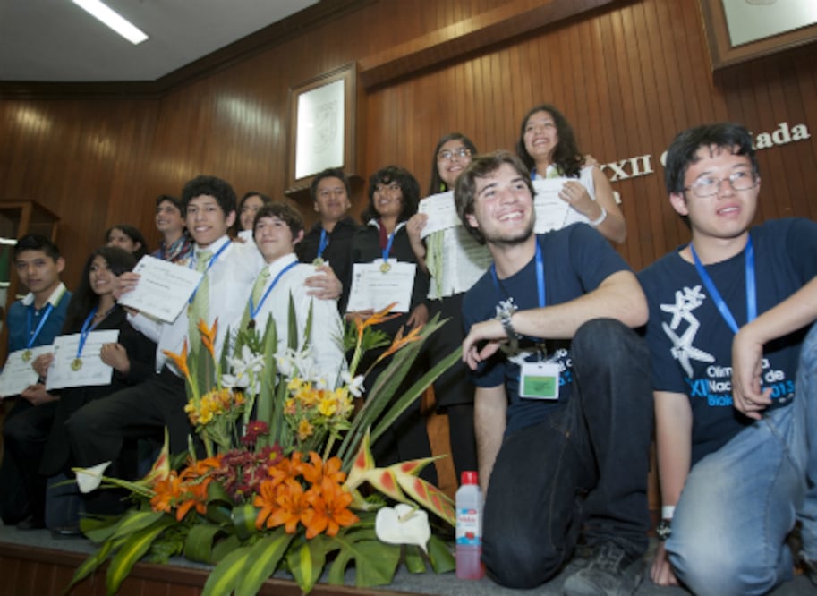 Premian a ganadores de olimpiada de Biología
