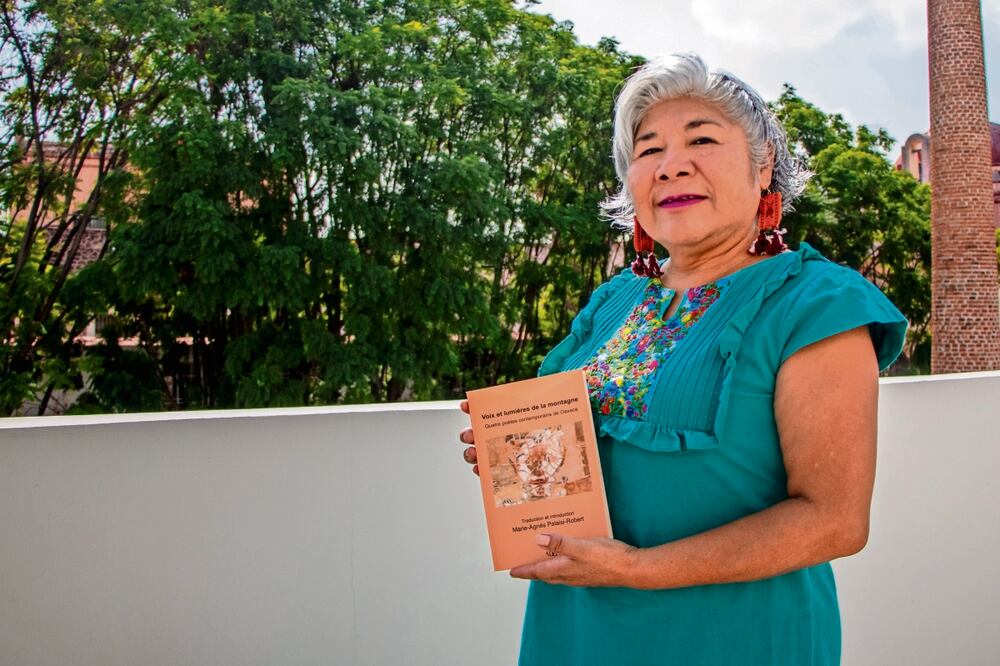 Presentan y conversan sobre libro trilingüe