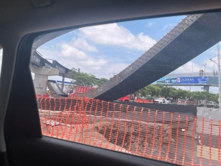 Se desploma trabe de puente en construcción en Bernardo Quintana y Sombrerete 