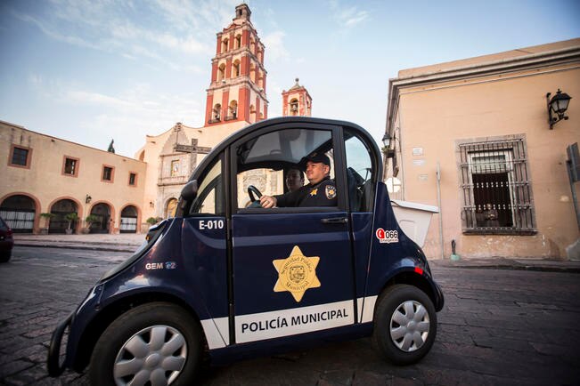 Policías resguardan traslado de los monarcas por la capital