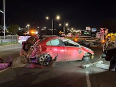 Camión de carga provoca volcadura en la carretera 57