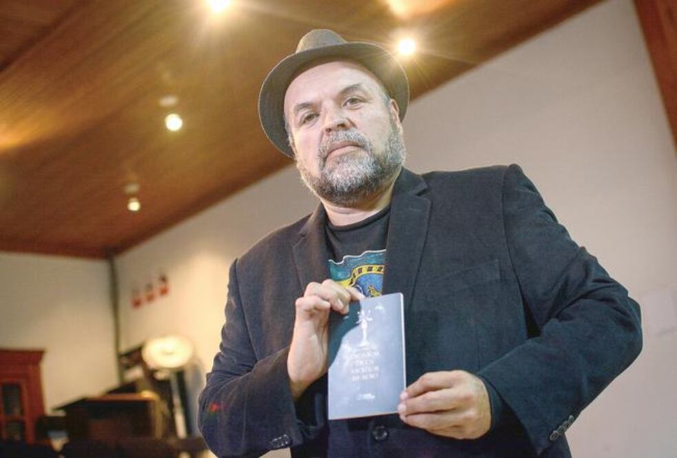 Después de un año de platicarlo, el texto de Eduardo fue incluido en la colección La Docena (LUIS SÁNCHEZ. EL UNIVERSAL)