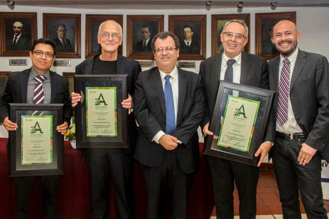 Otorga UAQ premios a la investigación