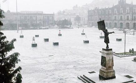 Granizo cubre las calles de Toluca