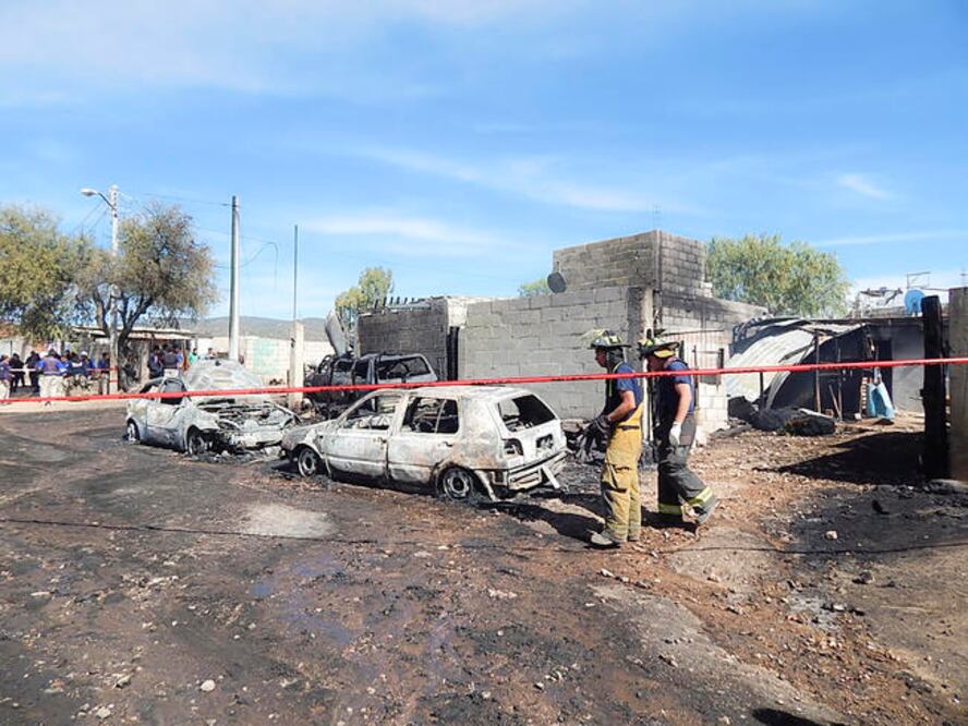 El siniestro dejó dos inmueble incendiados y tres vehículos calcinados; no se registraron personas lesionadas (ARCHIVO. EL UNIVERSAL)