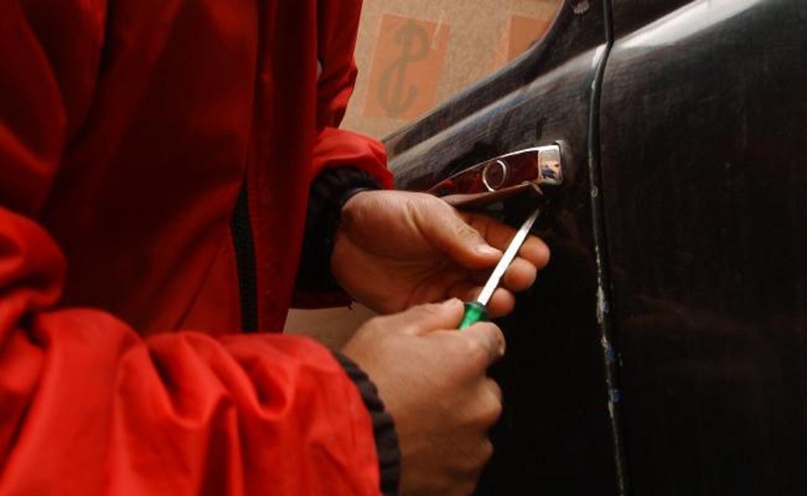 Roban un coche cada seis minutos