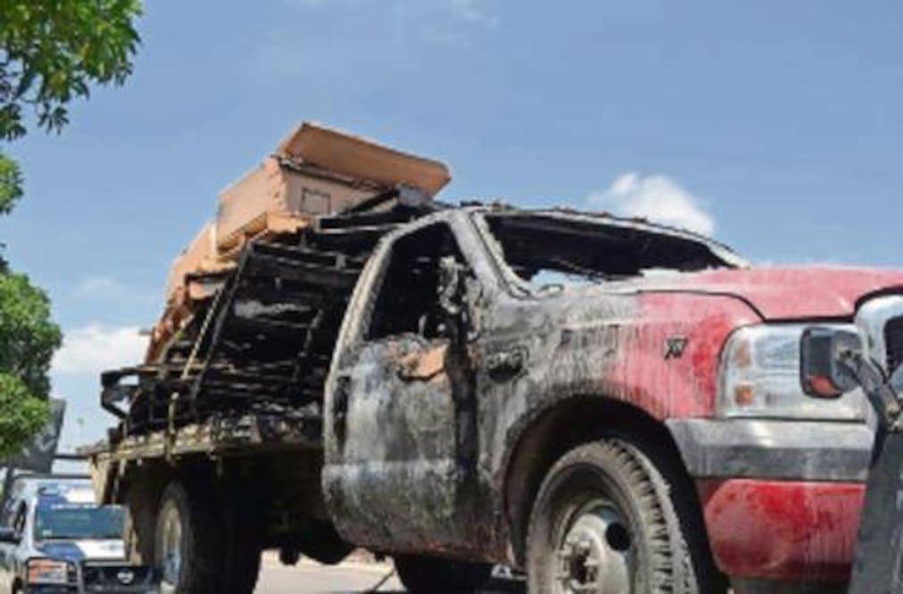 Camioneta se incendia en Sur-poniente 