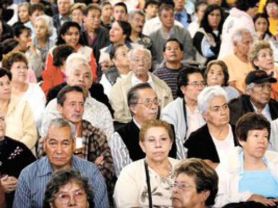 Alfabetizan a adultos mayores