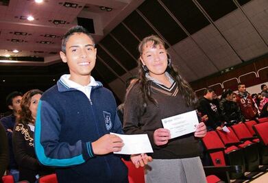 Entregan más de 2 mil becas a alumnos