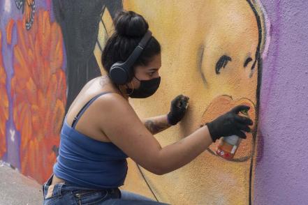 Respeto, aquí hay mujeres pintando con aerosol