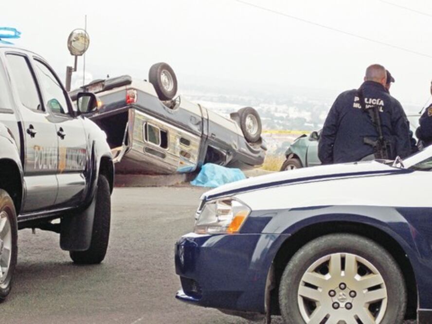 Muere conductor tras una volcadura